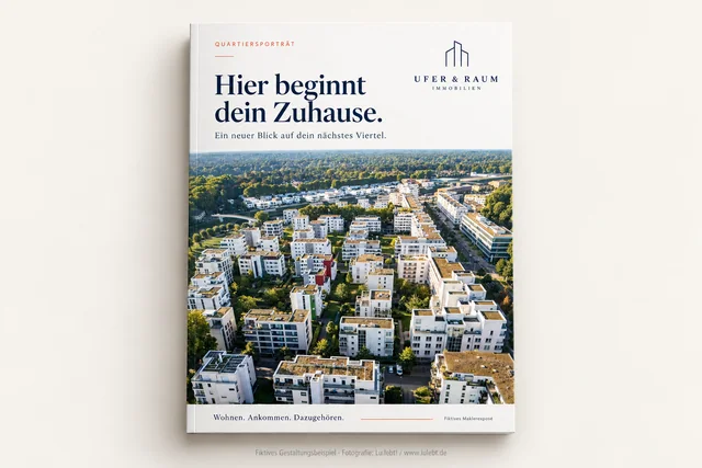 Exposé des fiktiven Maklers Ufer & Raum mit einer Luftaufnahme des Wohnquartiers