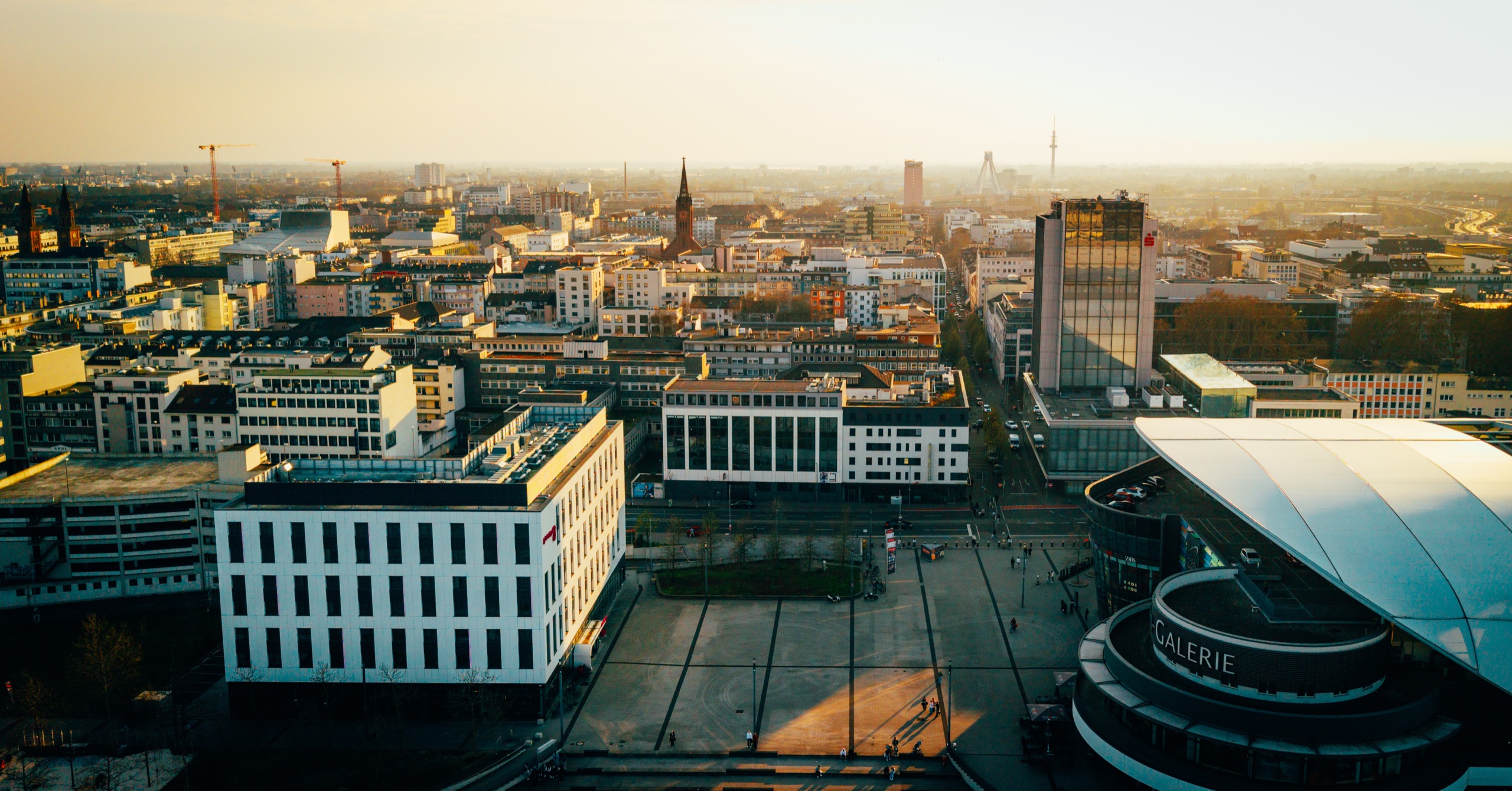 Ludwigshafener Innenstadt im Abendlicht mit Skyline, Sparkassenturm und Rhein-Galerie